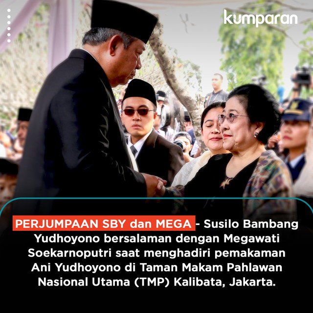 SBY bersalaman dengan Megawati saat menghadiri pemakaman Ani Yudhoyono di TMP Kalibata, Jakarta. Foto: Basith Subastian/kumparan