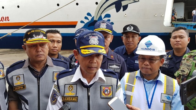 Kepala KSOP Banjarmasin Bambang Gunawan dan GM Pelindo III Banjarmasin, Jasri (kanan) selepas inspeksi Kapolda Kalsel dan Sekdaprov Kalsel ke Pelabuhan Trisakti, Senin 3 Juni 2019. Foto: banjarhits.id