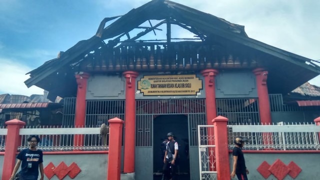 Kondisi gedung depan Rutan Klas IIB Sigli setelah terbakar. Foto: Habil Razali/acehkini
