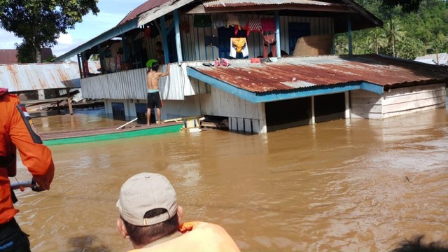 Rumah milik warga yang terndam banjir, Senin (03/06). Foto: Dok Basarnas Kendari
