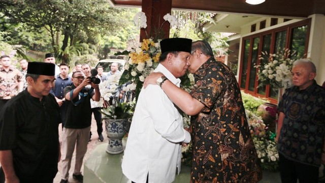 Capres Prabowo Subijanto berpelukan dengan SBY Cikeas. Foto: Dok.Partai Demokrat
