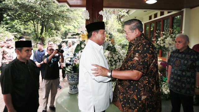 Ketum Gerinda Prabowo Subianto bersalaman dengan SBY Cikeas. Foto: Dok.Partai Demokrat