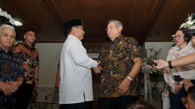 Ketua Umum Partai Gerindra, Prabowo Subianto usai mengunjungi kediaman Susilo Bambang Yudhoyono di Puri Cikeas, Bogor, Senin (2/6). Foto: Fanny Kusumawardhani/kumparan