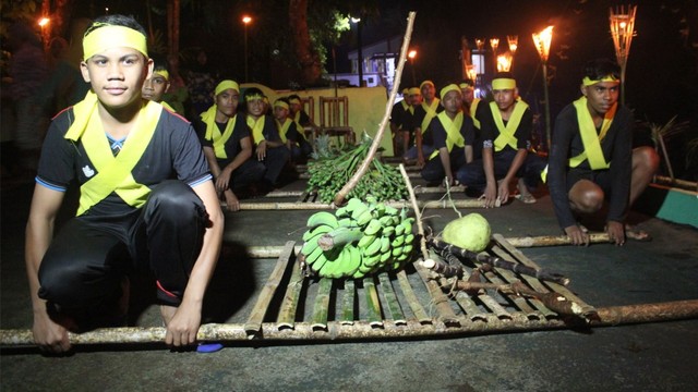 Orang muda di Tongole, Ternate, Maluku Utara saat menunjukan tradisi mensyukuri dengan memperlihatkan hasil panen pada saat malam ela-ela, atau menyalakan obor sambut lailatul qadar. Foto: Faris Bobero/cermat