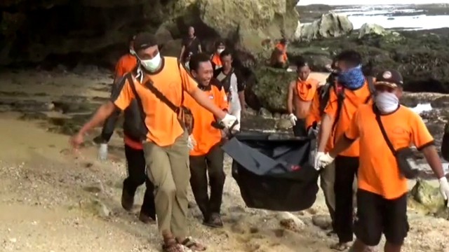 Tim Sar mengevakuasi mayat tanpa identitas ditemukan di Pantai Trenggole, Kecamatan Tepus, Kabupaten Gunungkidul, DI Yogyakarta Senin (3/6). Foto: Dok. SAR Satlinmas Korwil II Pantai Baron Gunungkidul