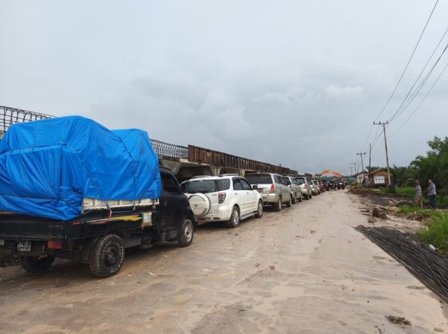 Antrean kendaraan pemudik melalui titik pemasangan tiang pileslab jalan Pangkalan Bun - Kotawaringin Lama. (Foto: Dishub Kobar)
