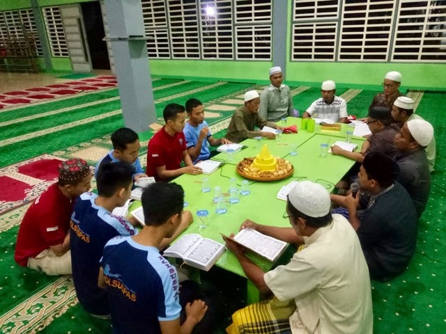 Pembinaan Rohani Khataan Al-Quran Warga Binaan di Lembaga Pemasyarakatan Narkotika Kelas IIA Karang Intan. (Foto: Kemenkumham) 