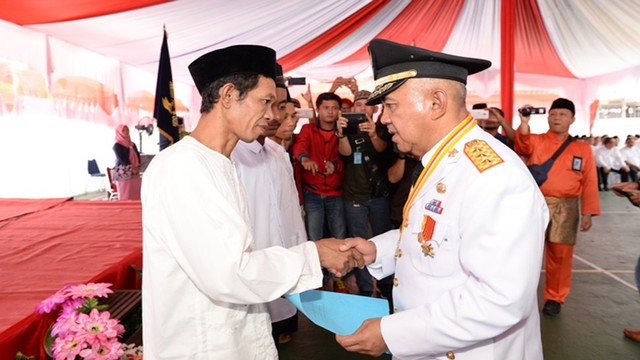 GUBERNUR Riau 2014-2019, Arsyadjuliandi Rachman, saat menyerahkan remisi kepada narapidana Klas IIA Pekanbaru, saat peringatan HUT Ke-73 Kemerdekaan Indonesia tahun 2018 silam. 