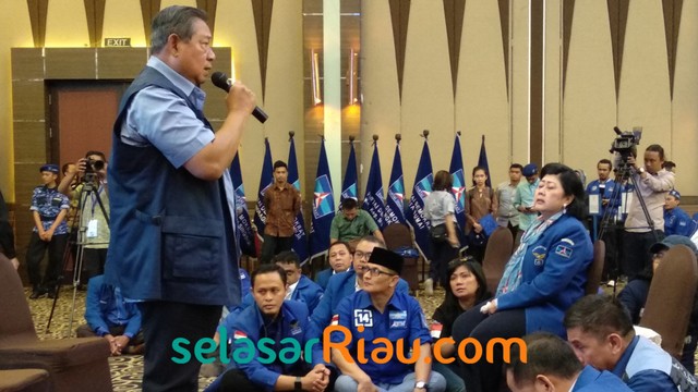 ANI Yudhoyono (duduk) mendengarkan petuah dari sang suami sekaligus Ketua Umum DPP Partai Demokrat, Susilo Bambang Yudhoyono, kepada kader Demokrat Riau, Sabtu, 15 Desember 2018 silam. 