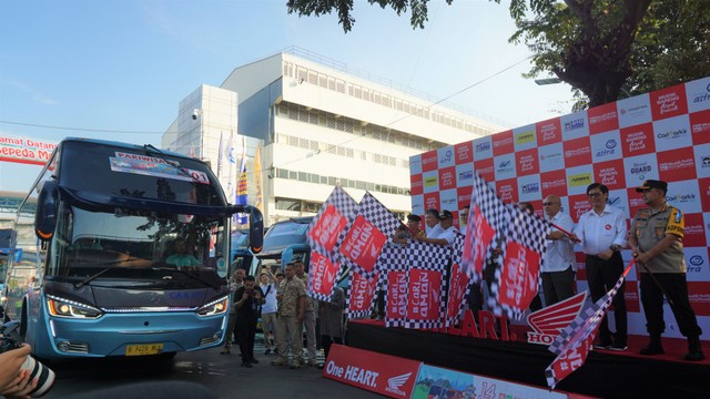 com-Pelepasan Bus Mudik Balik Bareng Honda di PT AHM Sunter, Jakarta Utara (31/5) Foto: Maharani Sagita/kumparan