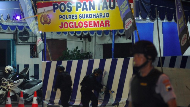 Petugas Polisi melakukan olah tempat kejadian perkara lokasi kejadian bom bunuh diri di Pospam Kartasura, Sukoharjo, Jawa Tengah, Selasa (4/6). Foto: ANTARA FOTO/Aloysius Jarot Nugroho