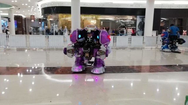 Wahana Robotwars ini hadir sampai Minggu 9 Juni 2019. Foto : Masruroh/Basra