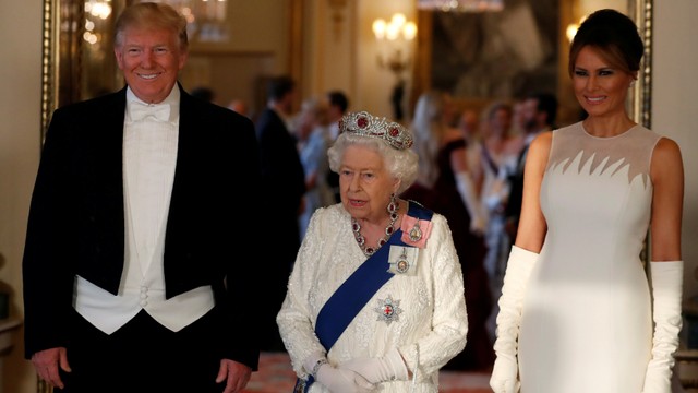 Presiden AS Donald Trump, Ratu Inggris Elizabeth dan Ibu Negara Melania Trump di Perjamuan Negeri di Istana Buckingham, London, Inggris. Foto: Alastair Grant/Pool via REUTERS