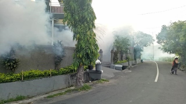 Fogging massal digalkkan kembali untuk mengatasi wabah demam berdarah di Klungkung, Bali (kanalbali/KR7)