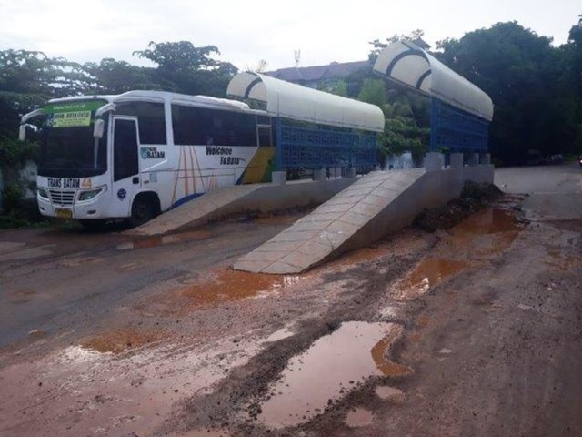 Sebuah bus melintas di Terminal Jodoh, Batam yang kondisi jalannya mengalami kerusakan. (Foto:Batamnews)