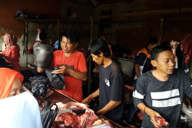 Harga daging sapi pada H-1 lebaran mengalami kenaikan di Kabupaten Majalengka, Jawa Barat. harga daging mulai dari Rp130.000 untuk kualitas rendah dan Rp160.000/kg untuk daging sapi kualitas super. (Oki)