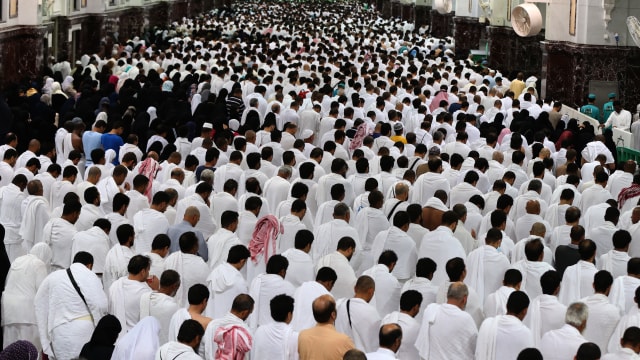 Ilustrasi Salat Idul Fitri di Arab Saudi. Foto: AFP