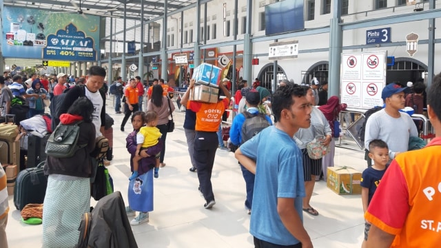 Suasana mudik di Stasiun Pasar Senen, Jakarta Pusat. Foto: Soejono Eben/kumparan