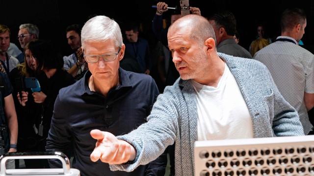 CEO Apple Tim Cook dan Chief Design Officer Jonathan Ive. Foto: REUTERS/Mason Trinca