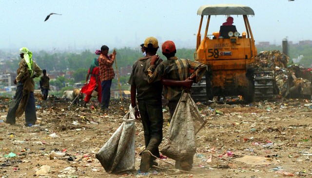 Para pemungut sampah di TPA Ghazipur, India Foto: Flickr/Mackenzie