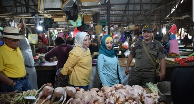 Bupati Kobar Hj Nurhidayah (baju kuning) saat meninjau harga pasar. (Foto: Prokom Kobar)