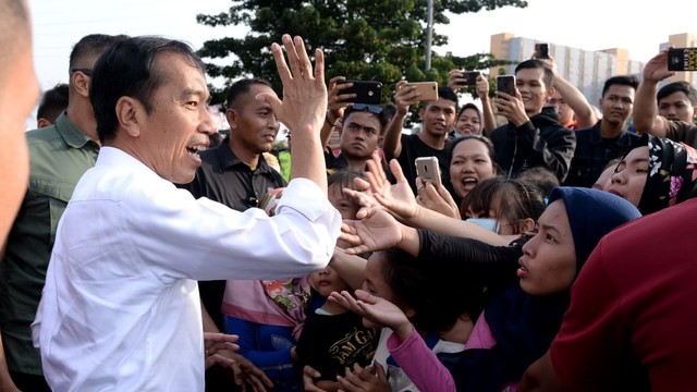 Presiden Joko Widodo membagikan sembako di Jakarta Barat. Foto: Dok. Istimewa