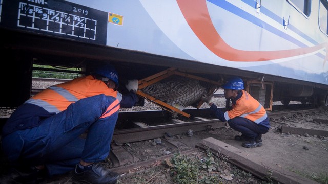 Petugas memeriksa bagian bawah gerbong yang rusak akibat anjloknya kereta api di Nagreg, Kabupaten Bandung, Jawa Barat, Selasa (4/6). Foto: ANTARA FOTO/Raisan Al Farisi