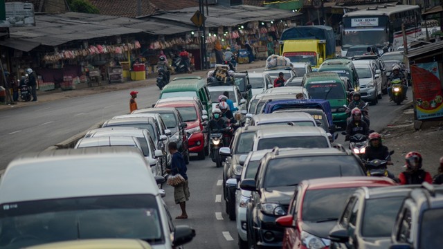 Kendaraan terjebak kemacetan di Jalur Nagreg, Kabupaten Bandung, Jawa Barat, Selasa (4/6). Foto: ANTARA FOTO/Raisan Al Farisi