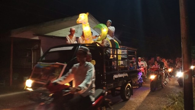 Pawai tanglong di Nagara, Kecamatan Daha Selatan, Kabupaten Hulu Sungai Selatan pada Selasa, 4 Juni 2019. Foto: Zahidi/banjarhits.id