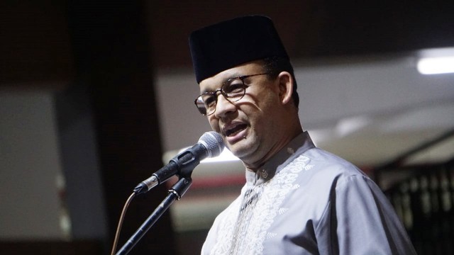 Gubernur DKI Jakarta, Anies Baswedan memberikan sambutan pada acara takbiran keliling di Rusun KS Tubun, Jakarta, Selasa (4/6). Foto: Jamal Ramadhan/kumparan