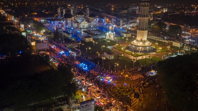 Suasana pawai malam takbiran di depan Masjid Raya Baiturrahman, Banda Aceh, Selasa (4/6) malam. Foto Drone: Abdul Hadi/acehkini