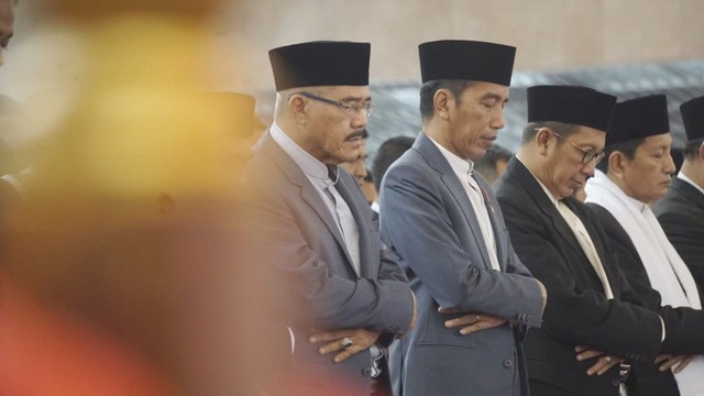 Presiden Joko Widodo (kedua kiri) melaksanakan Salat Id Idul Fitri 1440 H di Masjid Istiqlal, Jakarta. Foto: Iqbal Firdaus/kumparan