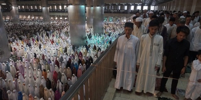 Umat muslim melaksanakan Salat Id Idul Fitri 1440 H di Masjid Istiqlal, Jakarta. Foto: Iqbal Firdaus/kumparan