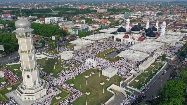 Suasana salat Id masyarakat Aceh di Masjid Raya Baiturrahman, Banda Aceh. Rabu (5/6). Foto: Dok. Humas Pemerintah Aceh