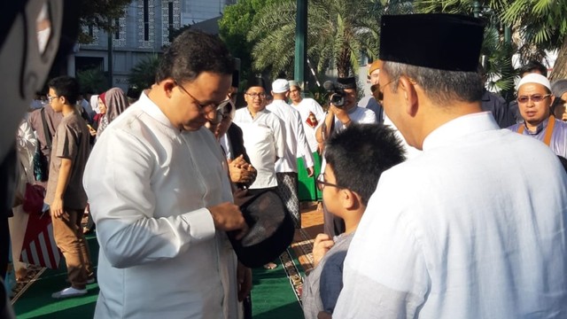Gubernur DKI Jakarta, Anies Baswedan bersalaman