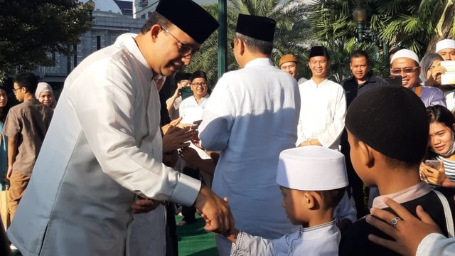 Gubernur DKI Jakarta, Anies Baswedan bersalaman