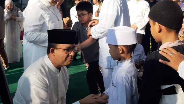 Gubernur DKI Jakarta, Anies Baswedan bersalaman dengan anak-anak yang datang melaksanakan Salat Id di Pelataran Balai Kota. Foto: Soejono Eben Ezer Saragih/kumparan