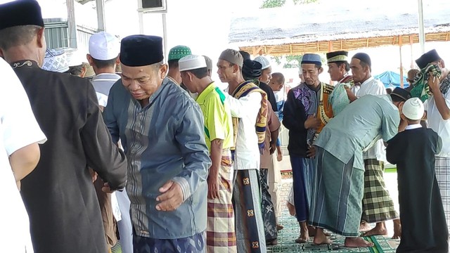 Penyintas Bencana Gempa Bumi dan Likuefaksi di Kelurahan Balaroa, Kota Palu berjabat tangan usai melaksanakan Salat Idul Fitri 1440 Hijriah, Rabu (5/6). Foto: Ikram/Palu Poso