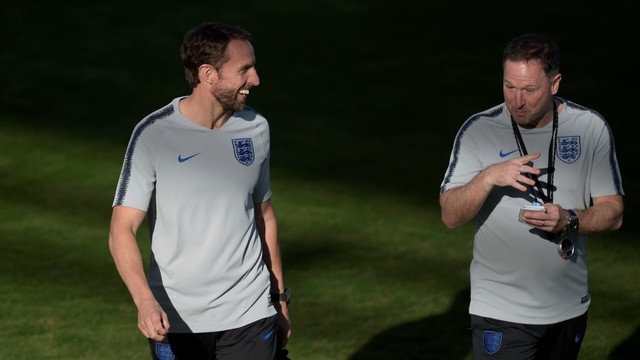 Gareth Southgate dan Steve Holland. Foto: JORGE GUERRERO / AFP