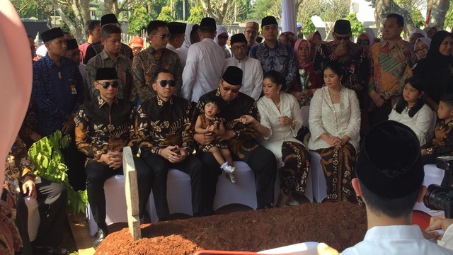 Susilo Bambang Yudhoyono, Agus Harimurti Yudhoyono, Edhie Baskoro Yudhoyono beserta keluarga ziarah ke TMP Kalibata, Jakarta Selatan, Rabu (5/6). Foto: Fachrul Irwinsyah/kumparan