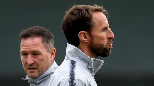 Pelatih Timnas Inggris, Gareth Southgate (kanan), bersama asistennya, Steve Holland. Foto: AFP/Gabriel Bouys