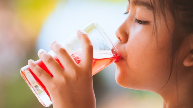 Ilustrasi anak minum sirup saat lebaran Foto: Shutterstock