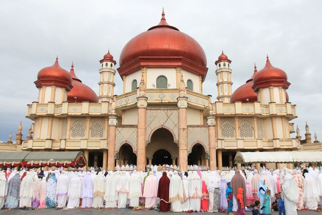 Ribuan umat islam melaksanakan ibadah salat hari raya Idul Fitri 1440 Hijriah di Masjid Agung Baitul Makmur, Meulaboh, Aceh Barat, Aceh, Rabu (5/6). Foto: ANTARA FOTO/Syifa Yulinnas