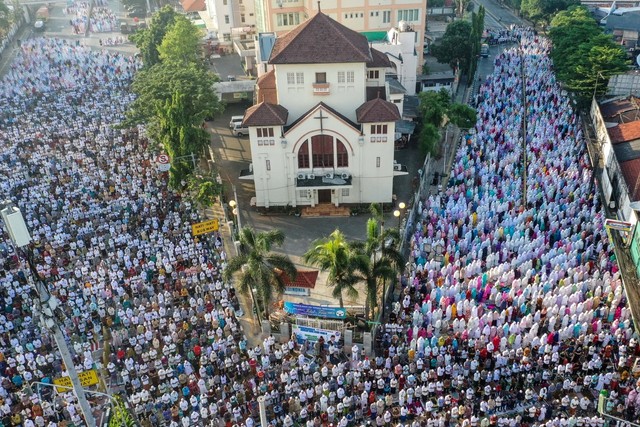 Umat Islam melaksanakan Salat Idul Fitri 1440 H di kawasan Jatinegara, Jakarta, Rabu (5/6). Foto: ANTARA FOTO/Rivan Awal Lingga