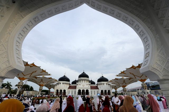 Umat muslim memadati Masjid Raya Baiturrahman untuk melaksanakan ibadah shalat Id atau sembahyang hari Raya Idul Fitri di Banda Aceh, Aceh, Rabu (5/6). Foto: ANTARA FOTO / Irwansyah Putra