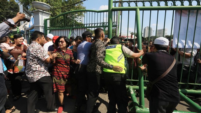 Sejumlah warga antusias datangi open house  Presiden Joko Widodo di Monas. Foto: Iqbal Firdaus/kumparan