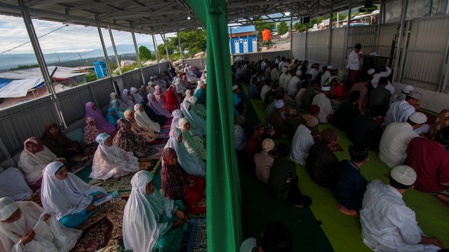 Sejumlah korban bencana melaksanakan shalat Id di masjid darurat  Munazalan Mubarakah di Kamp Pengungsian Balaroa, Palu, Sulawesi Tengah, Rabu (5/6). Foto: ANTARA FOTO/Basri Marzuki