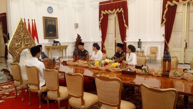 Agus Harimurti Yudhoyono bersama istrinya Annisa Pohan dan  Edhie Baskoro Yudhoyono bersama istrinya Siti Ruby Aliya Rajasa bertemu Presiden Joko Widodo di Istana Negara. Foto: Fahrian Saleh/kumparan