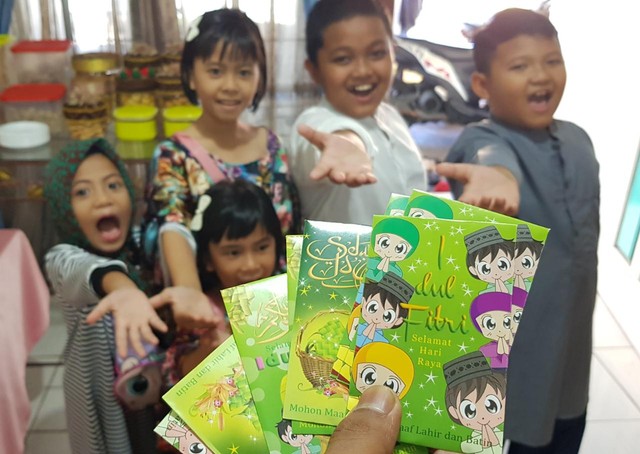Berbagi uang lebaran, atau tanggokan, menjadi budaya pada perayaan Lebaran di Kalimantan Barat. Foto: Daddy Cavalero
