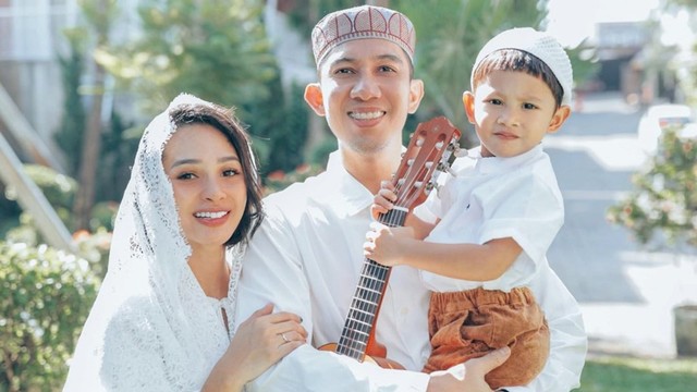 Andien bersama suami dan anaknya merayakan Idul Fitri 1440 H. Foto: Instagram @andienaisyah